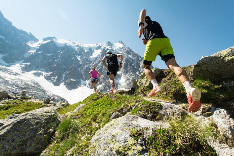 Trail runners fazendo um treino de subida baseado em RPE em uma trilha nos Alpes em um dia ensolarado