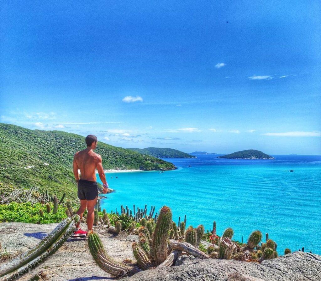 Eu no Pontal do Atalaia visão para Prainhas. Arraial do Cabo, RJ