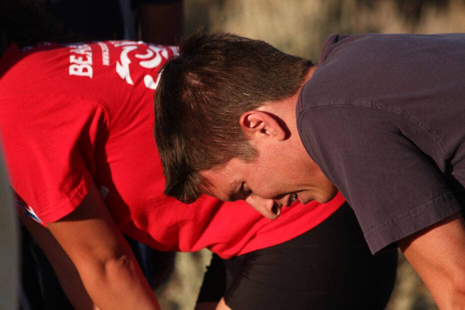 Dois atletas cansados, se recuperando após realização de treino intenso