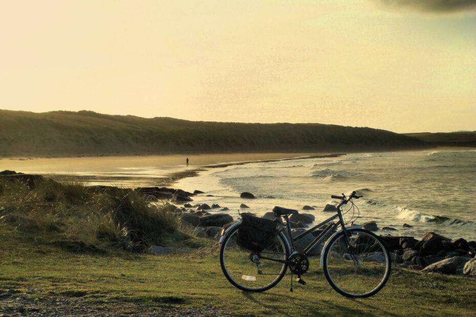 Atleta aproveitando o seu dia de descanso para caminhar na praia