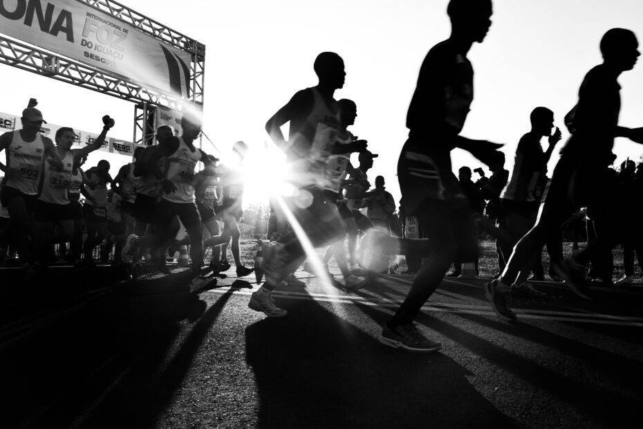 Largada da maratona internacional de foz do iguaçu. Corredores conscientes da linha do tempo das adaptações de treinamento